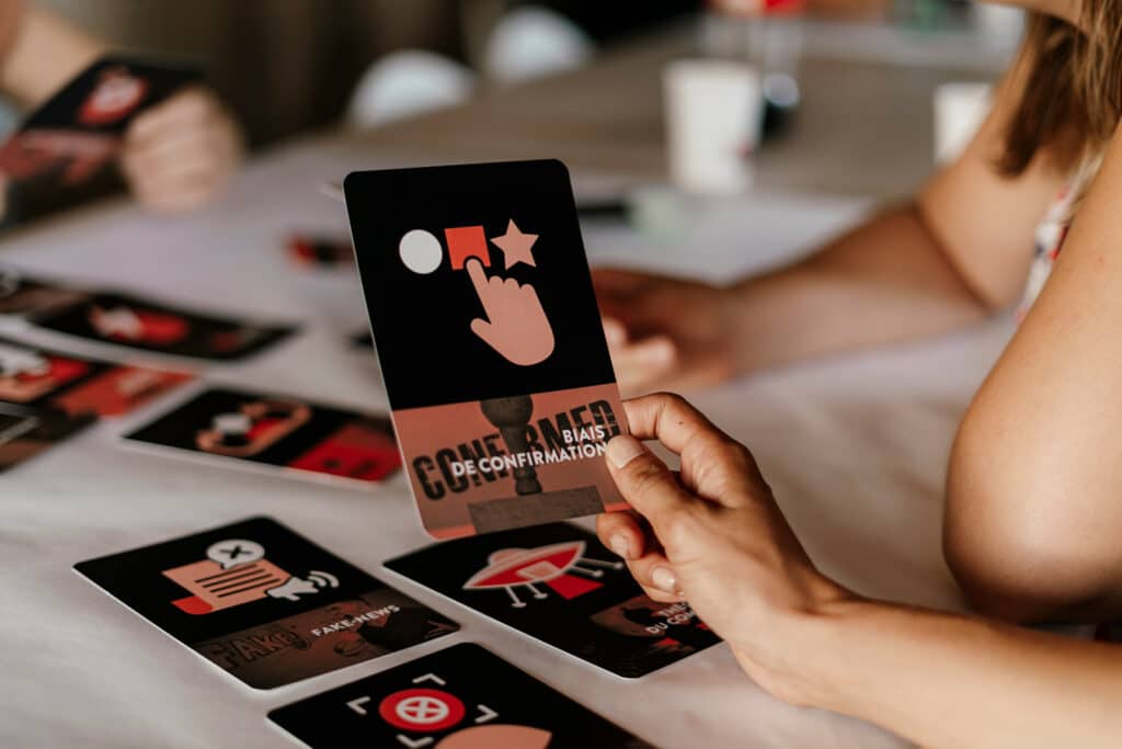 Une personne qui tient une carte lors d'une formation sur la communication bienveillante