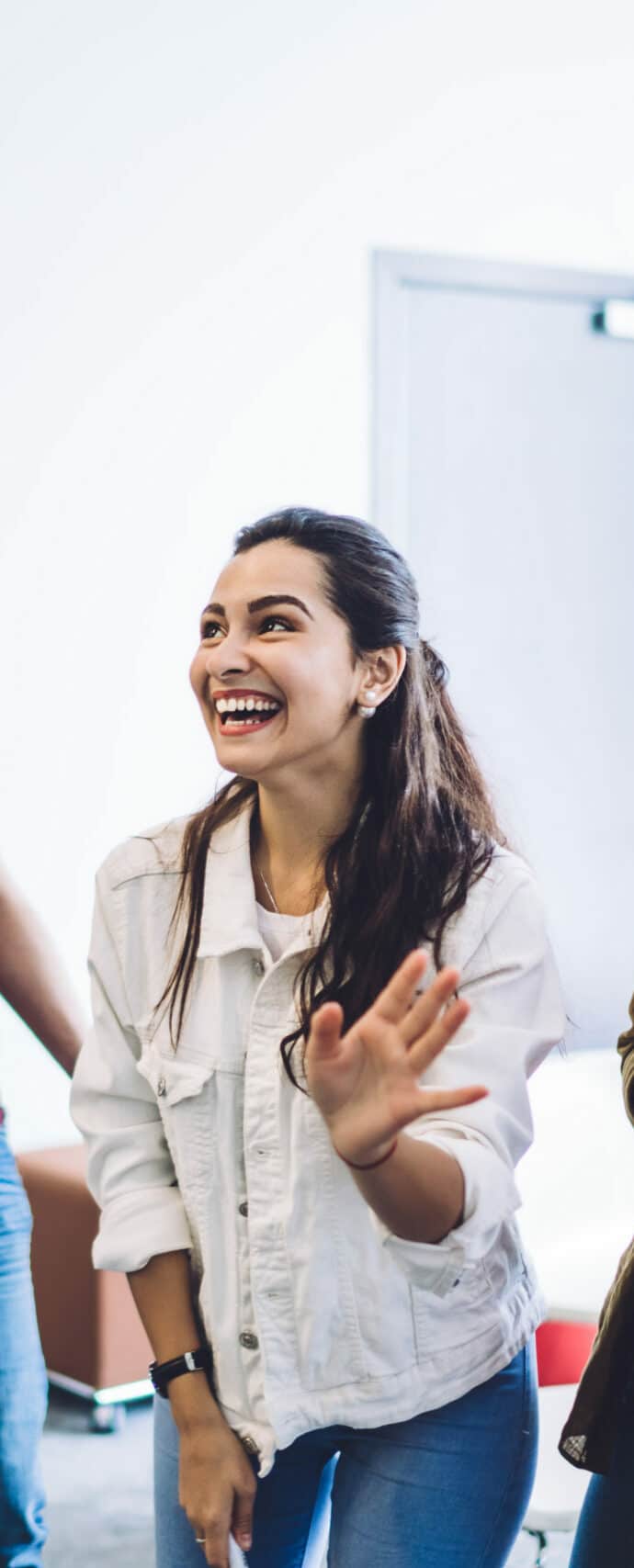 Une jeune souriante au tableau de la classe qui suit une formation disc