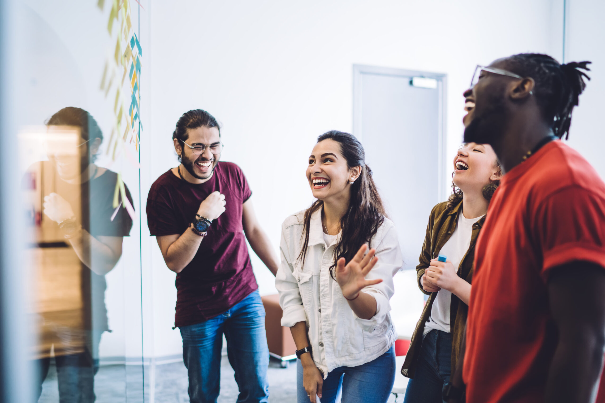 Collaborateurs qui suivent une formation DISC dans une ambiance joviale
