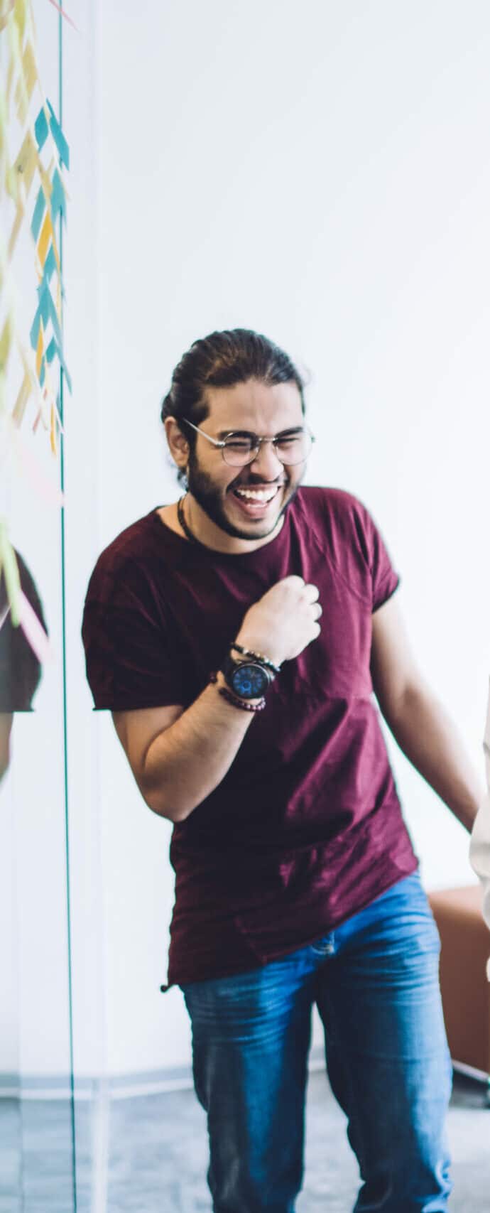 4 jeunes aux tableaux en formation Disc, ils sont souriants