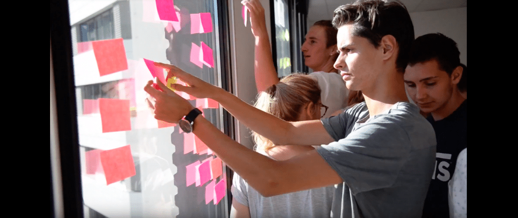 Des jeunes qui collent des post-it lors d'une formation "valeurs et motivations"