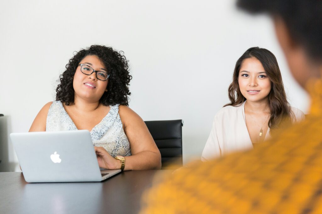 Entretien d'embauche avec 2 femmes qui recrutent avec le sourire