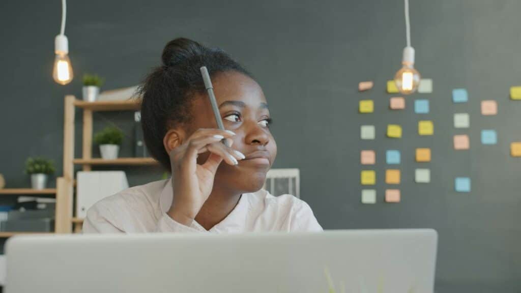 Femme pensive dans son bureau