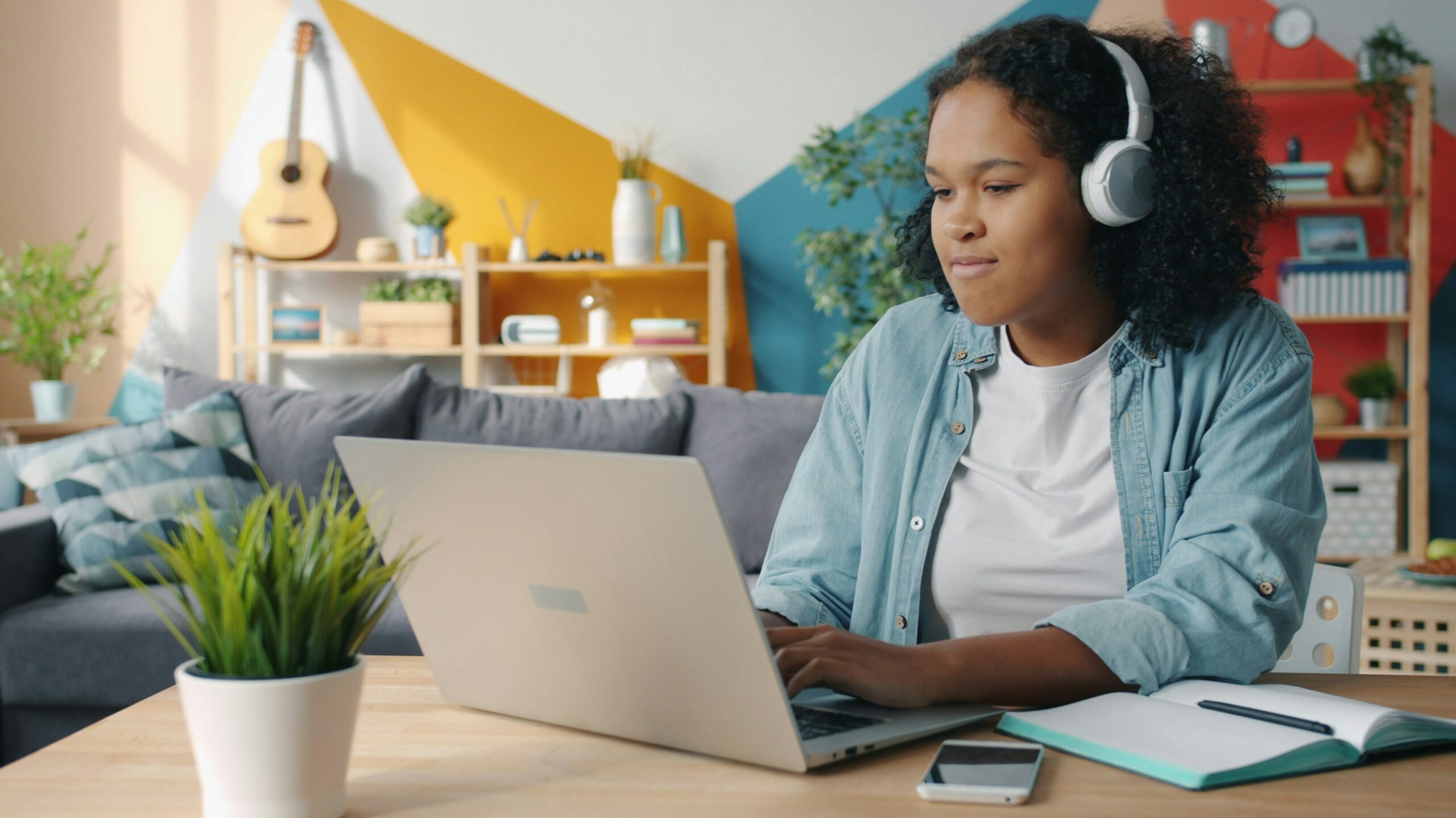Etudiante à son bureau à la maison concentrée sur son ordinateur