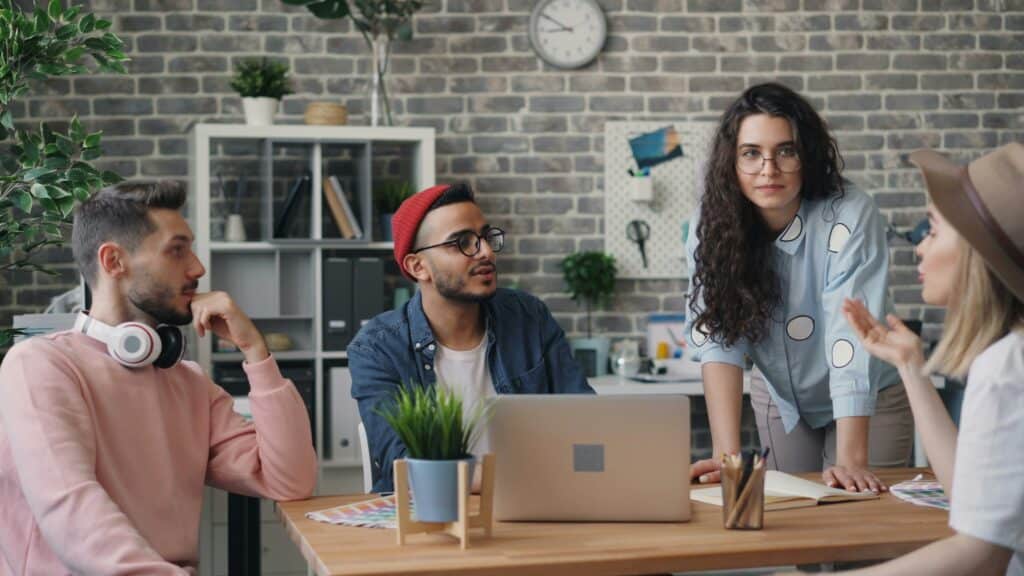 Groupe de collègues qui échange et s'écoute lors d'un atelier sur la communication