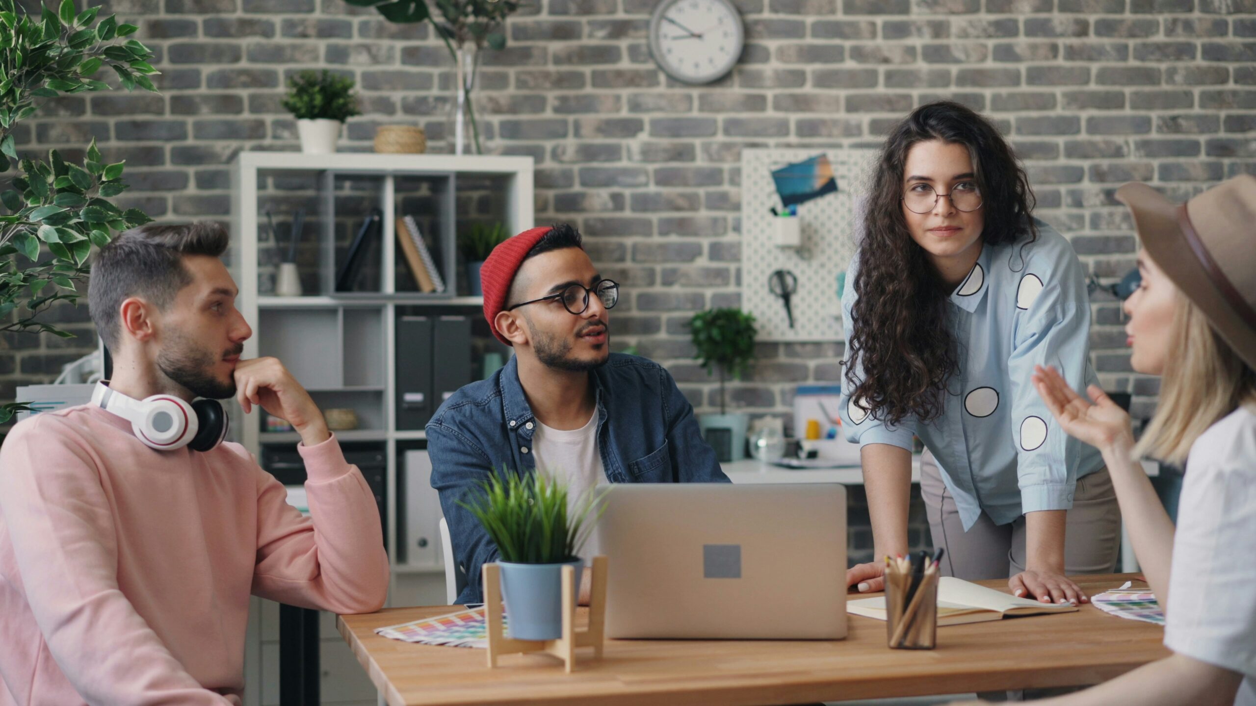 Un groupe de jeunes en entreprises qui fait une réunion