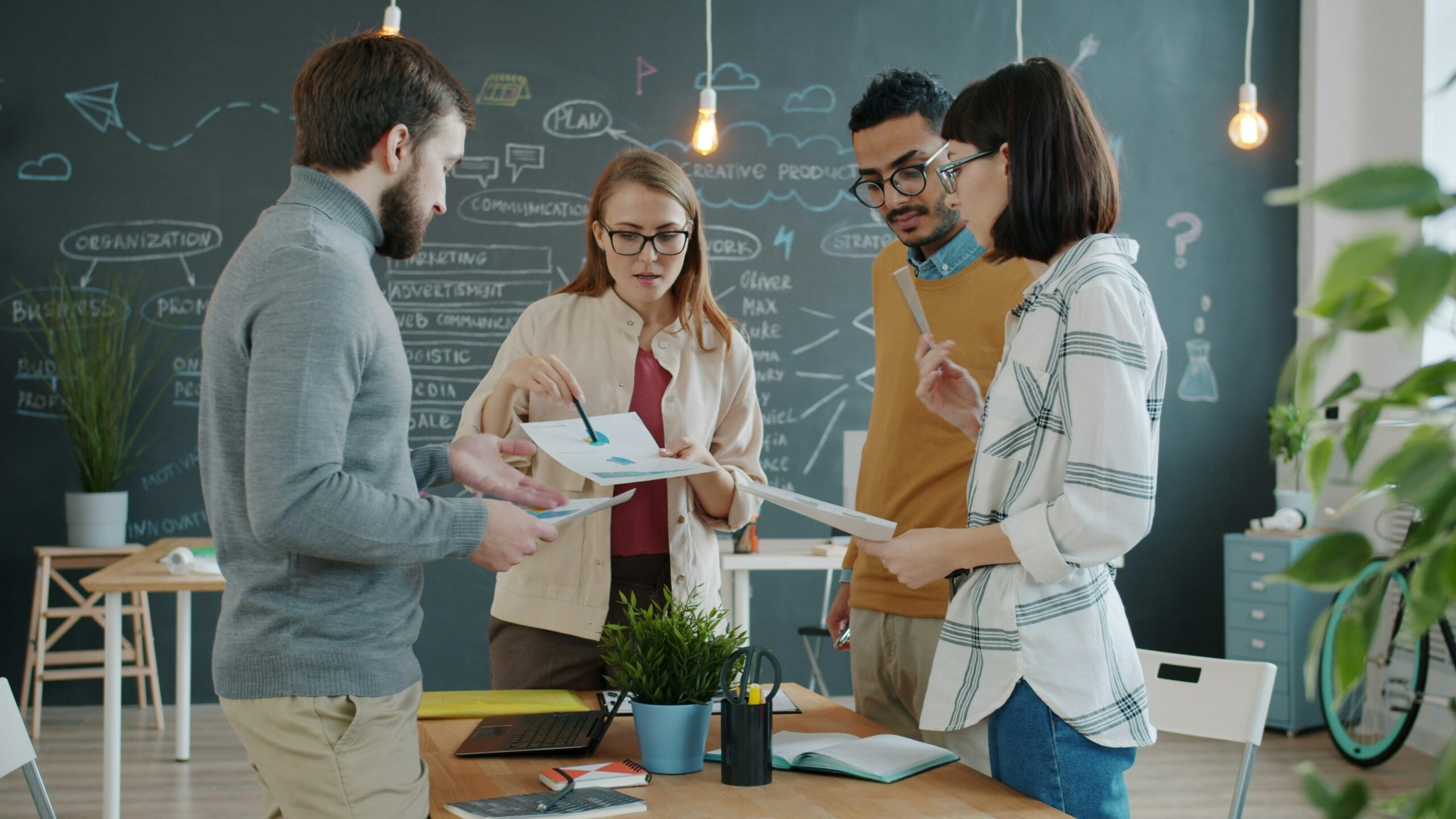 Collègues qui discutent sur un projet