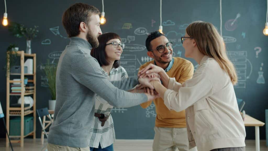 Groupe de collègues soudé et souriant